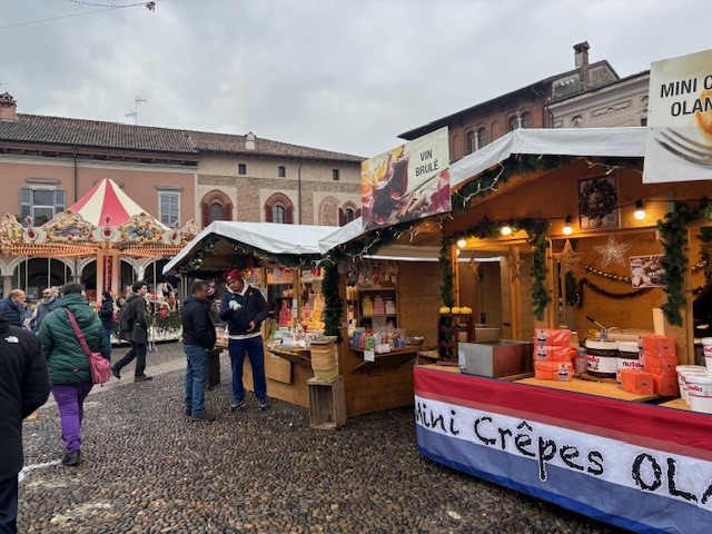 Inaugurazione Mercato Natale Lodi foto casette
