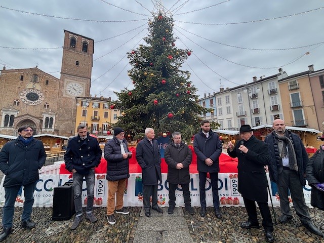 Inaugurazione Mercato Natale Lodi parla il vescovo di Lodi