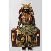 <p>Armatura da samurai con lo stemma della famiglia Inaba<br /> Seconda met&agrave; del Periodo Edo (1615-1867)<br /> Bachi kabuto firmato &ldquo;Masuda Myochin Minbu Ki no Munesada Saku&rdquo; e datato "Un giorno fortunato del febbraio del settimo anno dell'era Horyaku" (1757)</p> <i>Giuseppe Piva di Piva Giuseppe Bartolomeo</i>